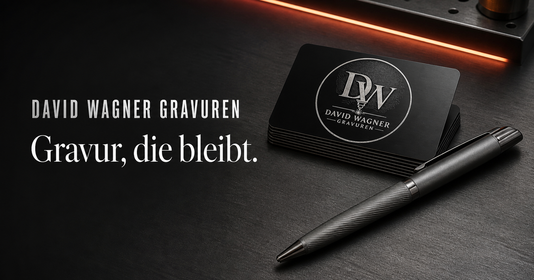 Gravierter Edelstahl-Kugelschreiber und schwarze Metall-Visitenkarten